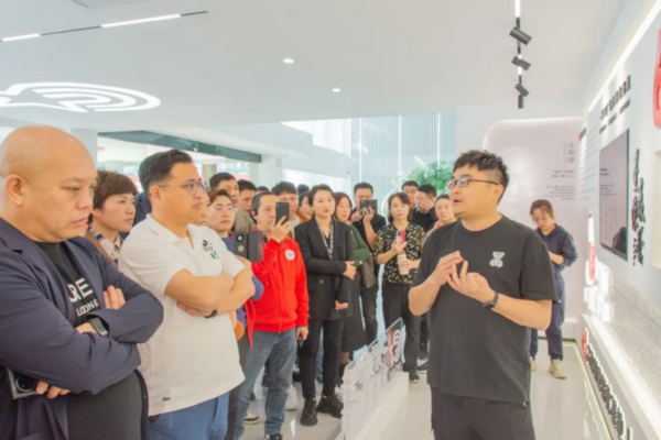 广告精英共聚一堂，相互交流谋共进！